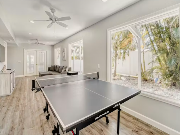 Anna Maria Island Luxurious Tropical Retreat with private Pool & Game Room